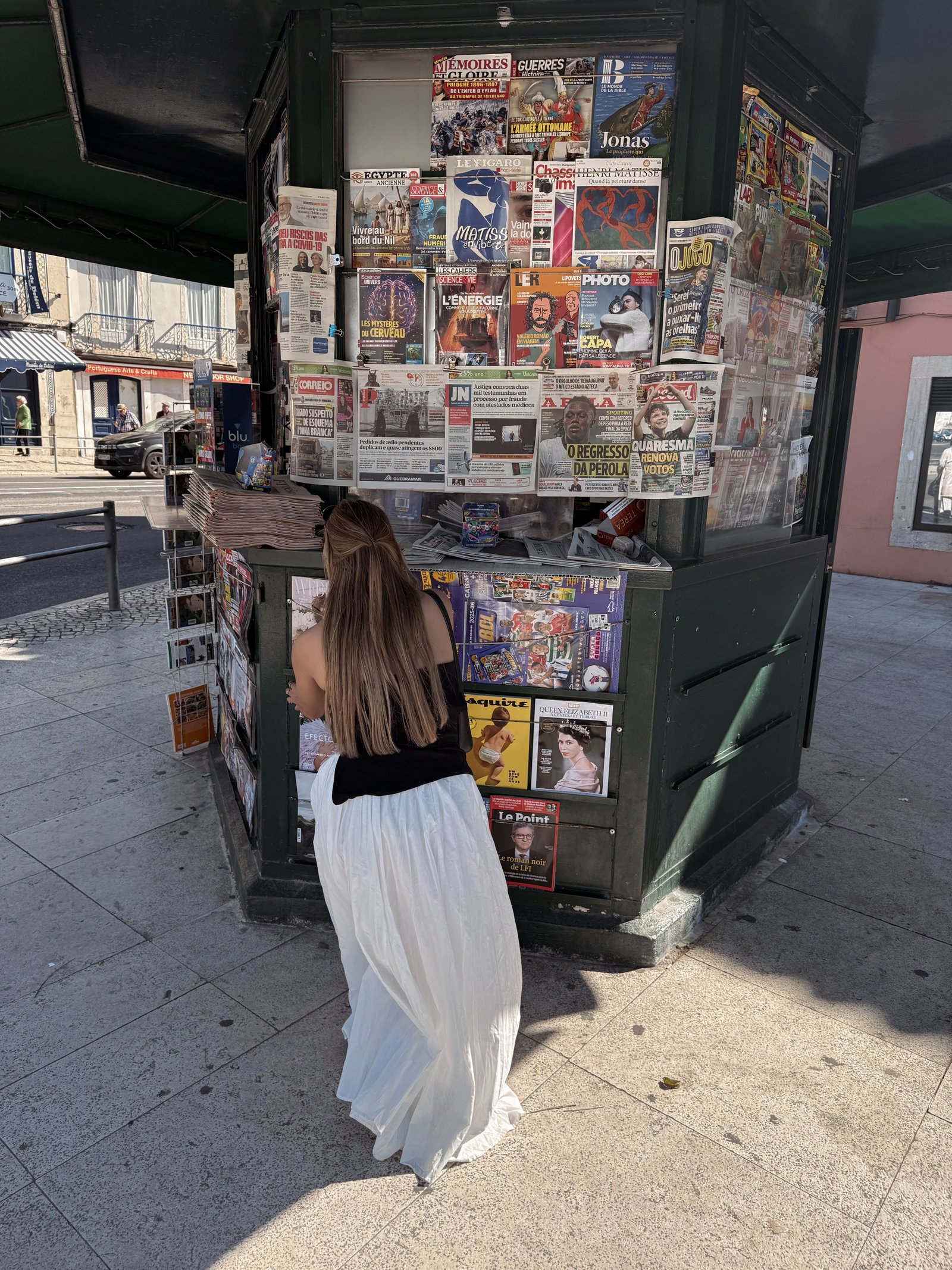 Maria Paula eligiendo una revista en un quiosco